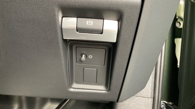 Land Rover Defender 3.0 D250 X-Dynamic HSE 110 5dr Auto Diesel Estate - Image 32